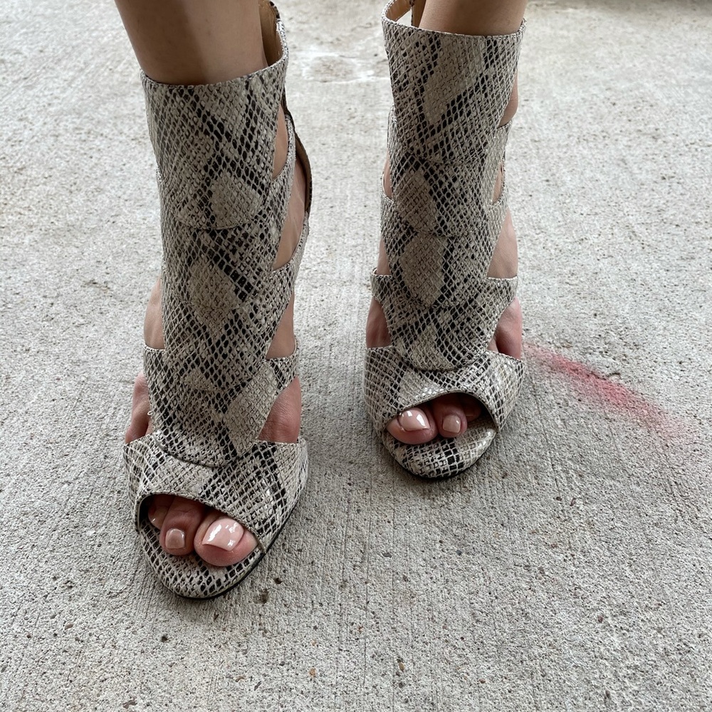 ** SOLD Beautiful snake print booties!